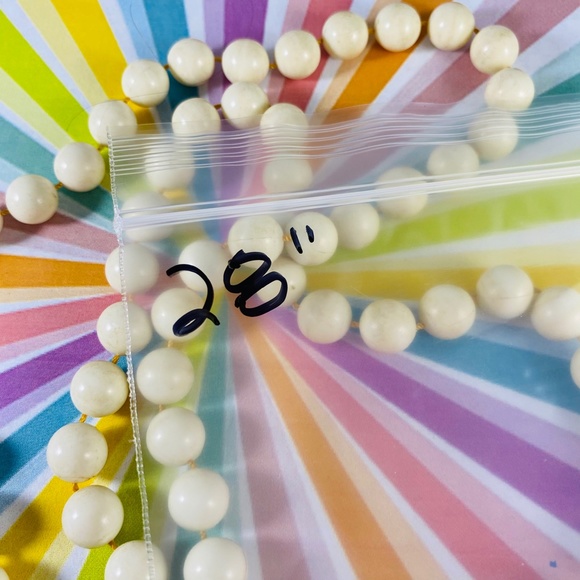 Long cream vintage lucite beaded necklace 1980s New Wave - Picture 2 of 2